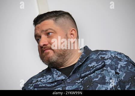 KIEV, UKRAINE - 15 NOVEMBRE 2024 - le porte-parole de la Marine des forces armées ukrainiennes Dmytro Pletenchuk assiste à une réunion d'information sur le thème "la situation en mer : les réalisations de l'armée ukrainienne et les pertes des occupants" au Centre des médias ukrainien, Kiev, capitale de l'Ukraine. Banque D'Images