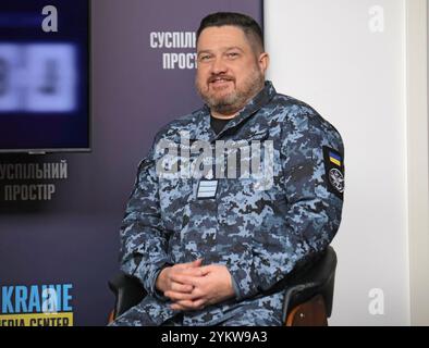 KIEV, UKRAINE - 15 NOVEMBRE 2024 - le porte-parole de la Marine des forces armées ukrainiennes Dmytro Pletenchuk assiste à une réunion d'information sur le thème "la situation en mer : les réalisations de l'armée ukrainienne et les pertes des occupants" au Centre des médias ukrainien, Kiev, capitale de l'Ukraine. Banque D'Images