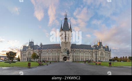 Une photo du Palais de la culture de Iasi au lever du soleil Banque D'Images