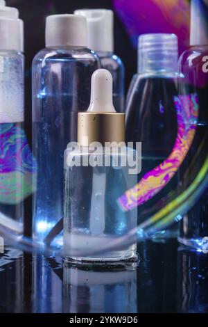 Plan vertical gros plan différents flacons cosmétiques. Concept de soins de la peau et de spa Banque D'Images