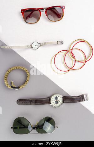 Contraste à plat des accessoires pour hommes et femmes. Lunettes de vue de dessus avec montre et bracelets Banque D'Images