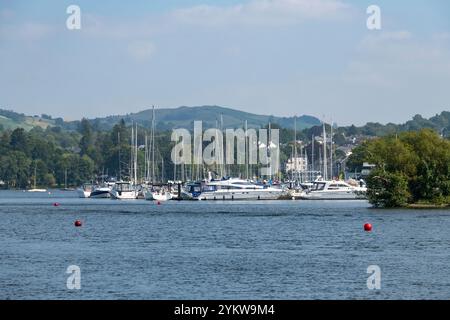 Bateaux amarrés à Bowness sur le lac Windermere dans le Lake District, Cumbria, Angleterre. Banque D'Images