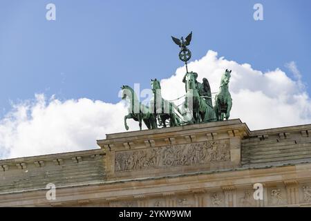 Une image de la statue de quadriga au sommet de la porte de Brandebourg Banque D'Images