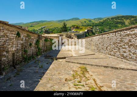 Un système de drainage des eaux pluviales sur le toit du château de Gjirokaster, dans le sud de l'Albanie. Ce système de drainage de gouttière en pierre ou de canal en pierre comprend un drainage de gouttière en pierre Banque D'Images