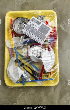 Vue de dessus diverses poubelles enveloppées dans un film plastique. Concept de solution de gestion des déchets Banque D'Images