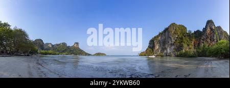 Une photo panoramique de Railay Beach East, Ao Nang, quand la marée est basse Banque D'Images