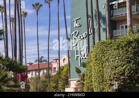 Une photo du panneau de l'hôtel Beverly Hills sur sa façade et les palmiers voisins Banque D'Images