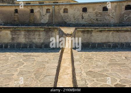 Système de drainage des eaux pluviales sur le toit du château de Gjirokaster, dans le sud de l'Albanie. Ce système de drainage de gouttière en pierre ou de canal en pierre comprend un drainage de gouttière en pierre Banque D'Images