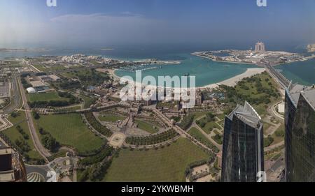 Une photo du quartier Al Ras Al Akhdar, avec le brise-lames d'Abu Dhabi en haut à droite, l'Emirates Palace Mandarin Oriental Hotel Banque D'Images