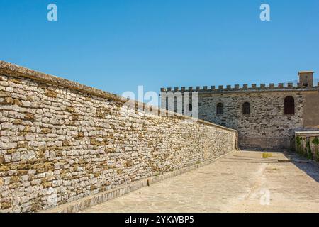 Toit du château de Gjirokaster, site classé au patrimoine mondial de l'UNESCO, Albanie, vue sur la vallée de Drino. Cette partie est ottomane. Système de drainage des eaux pluviales sur la droite Banque D'Images