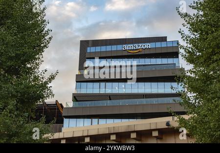 Une photo du bureau amazonien à Iasi au lever du soleil, qui fait partie du centre de développement amazonien en Roumanie Banque D'Images