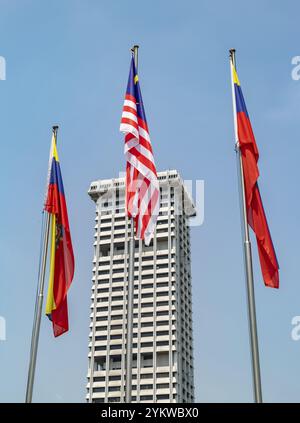 Une photo des drapeaux malaisiens et fédéraux de Malaisie devant le bâtiment de la police royale malaisienne Banque D'Images