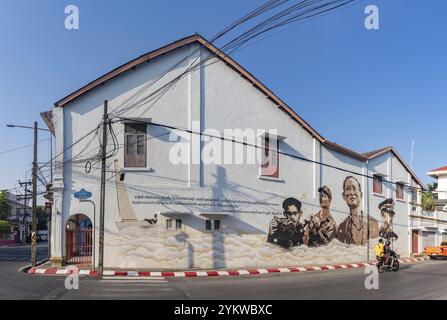 Une photo de la murale du roi Bhumibol dans la vieille ville de Phuket. Conçu par 4 Studio en 2016 Banque D'Images