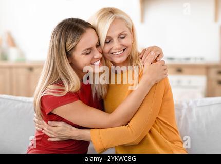 Femme adulte aimante serrant sa mère aînée Banque D'Images