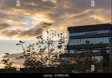 Une photo du bureau amazonien à Iasi au lever du soleil, qui fait partie du centre de développement amazonien en Roumanie Banque D'Images