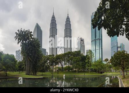 Une photo des tours jumelles Petronas vues depuis le parc KLCC Banque D'Images