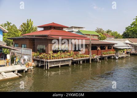 Une photo de maisons de canal à Bangkok Banque D'Images