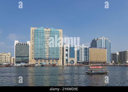 Une photo de quelques bâtiments qui bordent la crique de Dubaï Banque D'Images