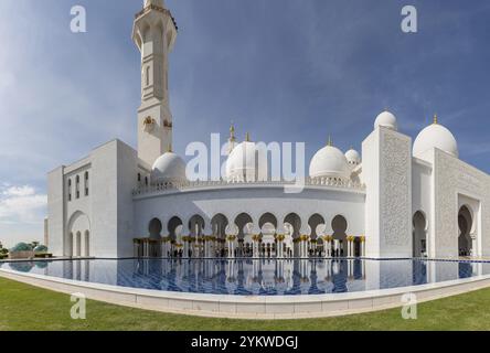 Une photo de la Grande Mosquée Sheikh Zayed vue de l'extérieur Banque D'Images