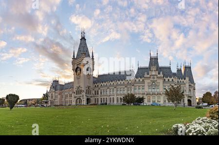 Une photo du Palais de la culture de Iasi au lever du soleil Banque D'Images