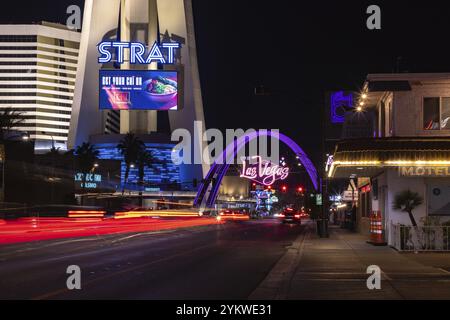 Une photo du Strat Hotel, du Casino et du SkyPod et des Arches de Las Vegas Boulevard Gateway la nuit Banque D'Images