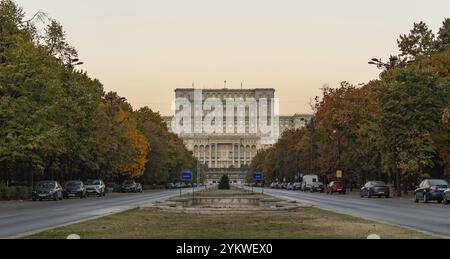 Une photo du Palais du Parlement au lever du soleil à l'automne vu depuis le boulevard Union Banque D'Images