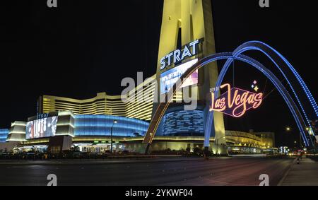 Une photo du Strat Hotel, du Casino et du SkyPod et des Arches de Las Vegas Boulevard Gateway la nuit Banque D'Images