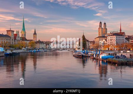 Zurich, Suisse. Image de paysage urbain de Zurich, Suisse au magnifique coucher de soleil d'automne. Banque D'Images