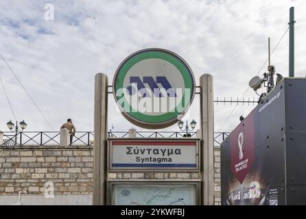 Une photo du symbole de la station de métro Syntagma Banque D'Images