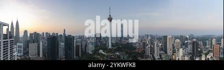 Une photo panoramique du centre-ville de Kuala Lumpur, avec les tours jumelles Petronas à l'extrême gauche, et les tours Menara Kuala Lumpur et Merdeka 118 sur la Banque D'Images