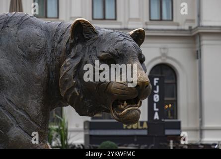 Une photo rapprochée de l'emblématique statue du tigre d'Oslo, sur la place Jernbanetorget. Conçu par Elena Engelsen en 2000 Banque D'Images