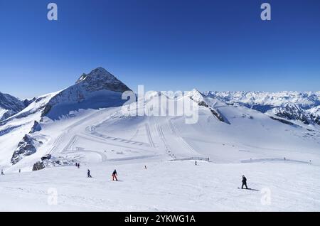 Ski slops au sommet du glacier Hintertux dans les Alpes autrichiennes. Hauteur, 3250 mètres au-dessus du niveau de la mer Banque D'Images