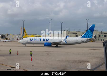 United Airlines Boeing 737-924ER N39415 atterrissant à l'aéroport international de Miami (MIA), Miami, Floride FL, États-Unis. Banque D'Images