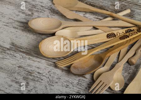 Cuillères et fourchettes rustiques en bois rapprochées. Ustensiles de cuisine rétro Banque D'Images