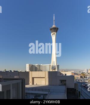 Une photo de l'hôtel Strat, Casino et SkyPod vus du toit d'un autre hôtel voisin Banque D'Images