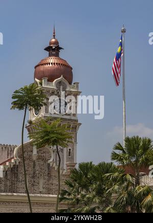 Une photo du bâtiment du Sultan Abdul Samad et du drapeau malaisien Banque D'Images