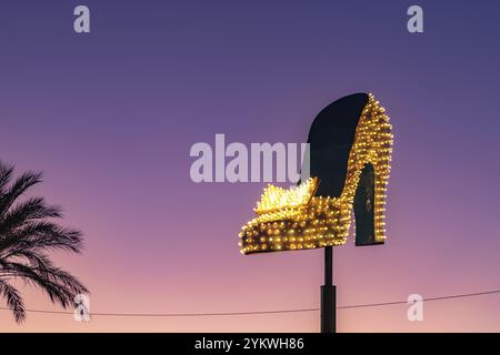 Une photo d'une grande chaussure au néon, faisant partie du Neon Museum Las Vegas, au coucher du soleil Banque D'Images