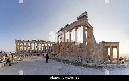 Une image de l'Érechthéion au premier plan, et du Parthénon au fond, une partie de l'Acropole d'Athènes Banque D'Images