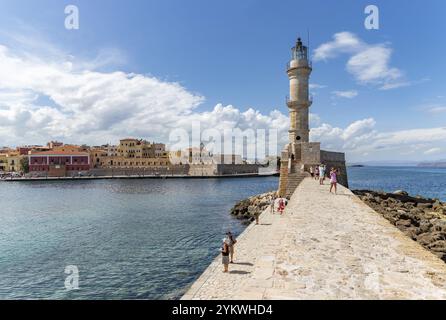 Une photo du phare de la Canée, sur la droite, et de la forteresse vénitienne Firka, qui abrite le Musée maritime de Crète, sur la gauche Banque D'Images