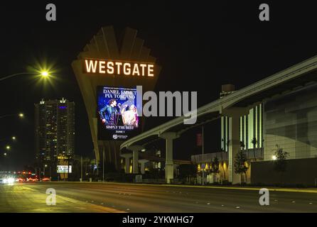 Une photo du panneau d'affichage Westgate Las Vegas Resort and Casino à côté du monorail de Las Vegas la nuit Banque D'Images