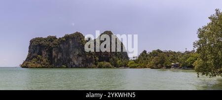 Une photo panoramique du paysage côtier de Railay Beach East, Ao Nang Banque D'Images