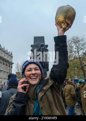 Londres, Royaume-Uni. 19 novembre 2024. Un agriculteur tient un grand Swede en altitude près de Downing Street. Des milliers de travailleurs agricoles et de sympathisants ont assisté à une manifestation contre les nouvelles modifications de l'impôt sur les successions annoncées dans le budget d'automne de Rachel Reeves. Crédit : onzième heure photographie/Alamy Live News Banque D'Images