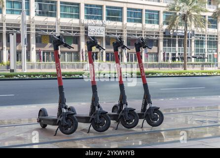 Une photo de scooters électriques Skurtt à Dubaï Banque D'Images