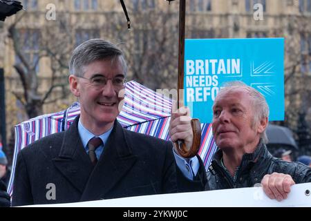 Londres, Royaume-Uni. 19 novembre 2024. L'ancien député conservateur Jacob Rees Mogg affiche son soutien aux agriculteurs alors qu'il tient une bannière sur la place du Parlement. Des milliers de travailleurs agricoles et de sympathisants ont assisté à une manifestation contre les nouvelles modifications de l'impôt sur les successions annoncées dans le budget d'automne de Rachel Reeves. Crédit : onzième heure photographie/Alamy Live News Banque D'Images