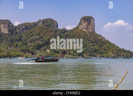 Une photo du paysage côtier de Railay Beach East, Ao Nang Banque D'Images