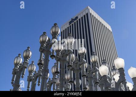 Une photo de Urban Light, un art public conçu par Chris Burden et dévoilé en 2008, à côté du musée d'art du comté de Los Angeles, avec la construction SBE Banque D'Images
