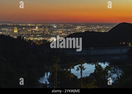 Une photo du coucher du soleil ou en début de soirée sur West Los Angeles et le réservoir Hollywood Banque D'Images