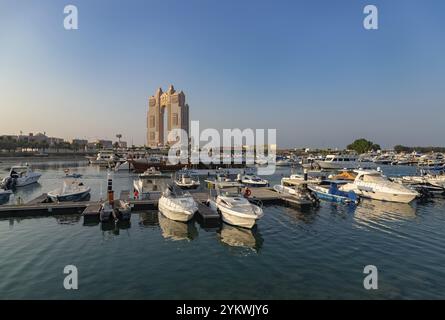 Une photo de l'hôtel Rixos Marina Abu Dhabi et de la Marina Abu Dhabi sur le brise-lames Abu Dhabi Banque D'Images