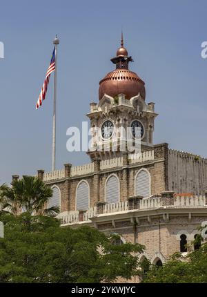 Une photo du bâtiment du Sultan Abdul Samad et du drapeau malaisien Banque D'Images