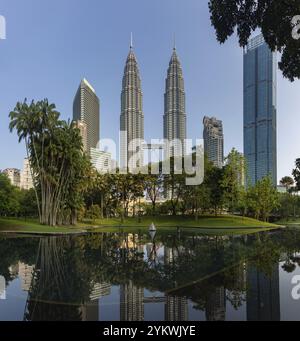 Une photo des tours jumelles Petronas vues depuis le parc KLCC Banque D'Images